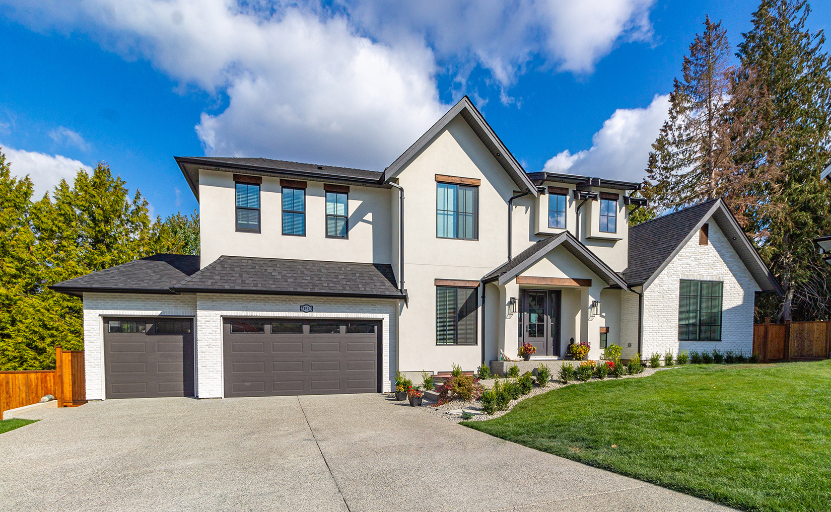 Three Car Garage!