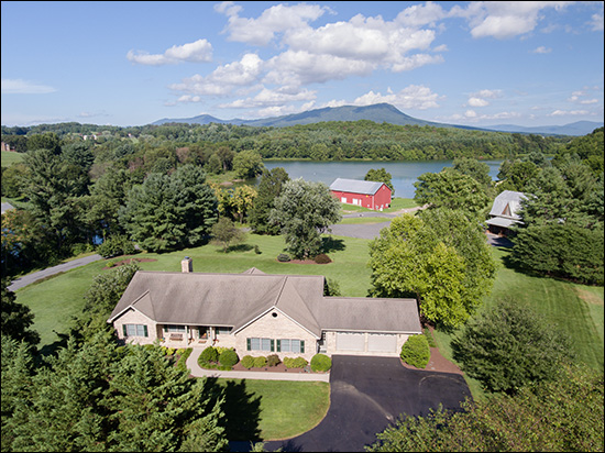 Home Adjoining Lake Shenandoah